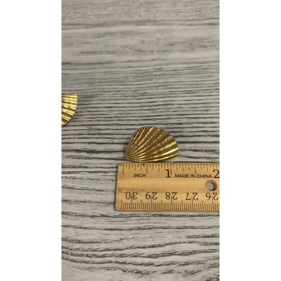 Vintage Crown Trifari Shell Shaped Gold Tone Clip Earrings - Picture 7 of 7